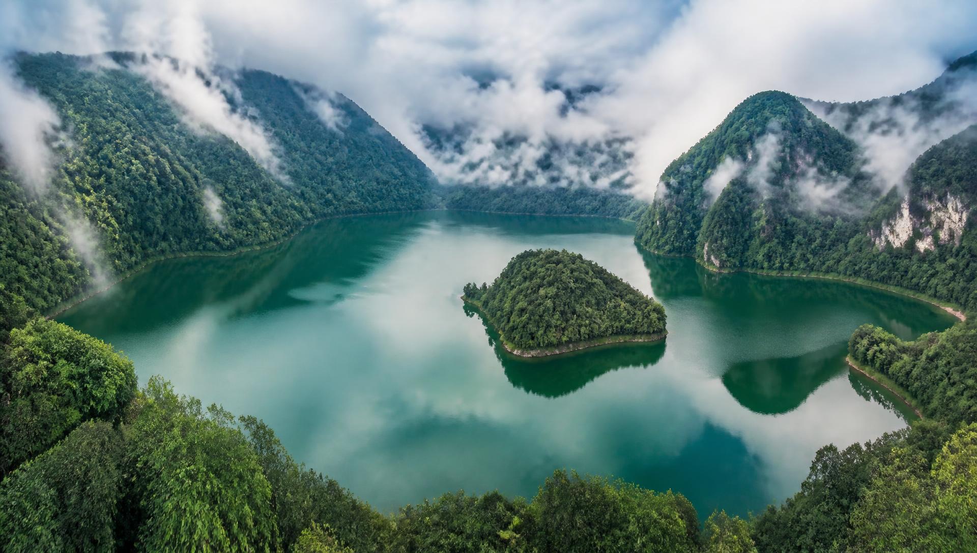Vista panorámica de la Laguna de los Cóndores rodeada de bosque de neblina